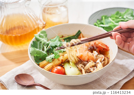 春雨の麺にエビなどをトッピングした具沢山の麻辣湯 116413234