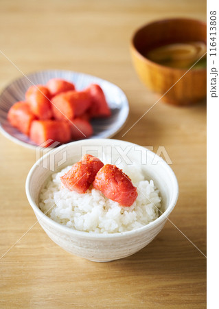 ご飯の上に乗せた辛子明太子 116413808