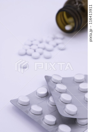 薬瓶に入った薬とPTP包装の白色の薬 116413911