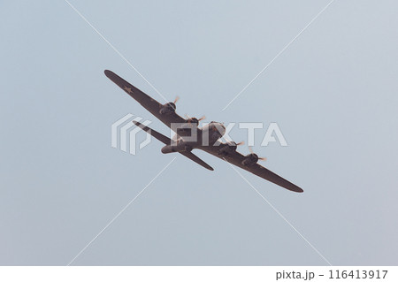 旋回するアメリカ陸軍ボーイングB-17G爆撃機 116413917
