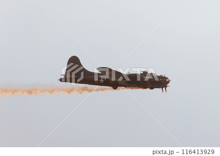故障したアメリカ陸軍ボーイングB-17G爆撃機 116413929