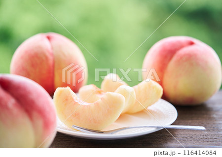 切り分けた桃　山梨県産白鵬 116414084