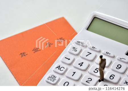 将来悩むサラリーマン年金手帳と電卓 将来悩むサラリーマン年金手帳と電卓 116414276