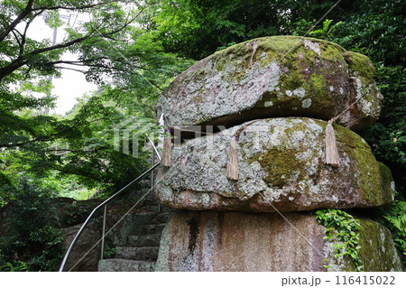 寺の境内にある重なった大岩 116415022