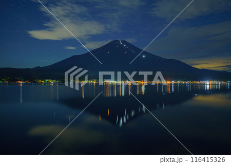 （山梨県）富士山山開き・登山者灯り人文字　湖面への映り込み 116415326