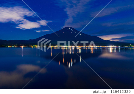（山梨県）富士山山開き・登山者灯り人文字　湖面への映り込み 116415329