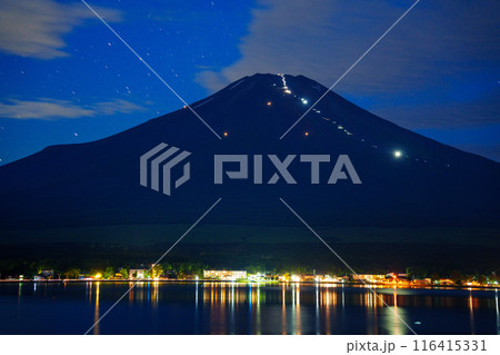 （山梨県）富士山山開き・登山者灯り人文字　湖面への映り込み 116415331
