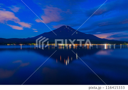 (山梨県)富士山山開き・登山者灯り人文字 湖面への映り込み (山梨県)富士山山開き・登山者灯り人文字 湖面への映り込み 116415333