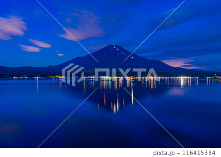 （山梨県）富士山山開き・登山者灯り人文字　湖面への映り込み 116415334