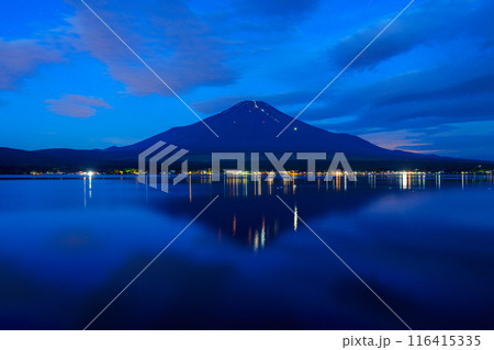 (山梨県)富士山山開き・登山者灯り人文字 湖面への映り込み (山梨県)富士山山開き・登山者灯り人文字 湖面への映り込み 116415335