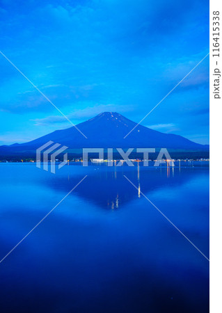 （山梨県）富士山山開き・登山者灯り人文字　湖面への映り込み 116415338