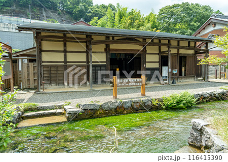 滋賀県米原市 旧中山道の醒井宿のまちなみにある醒井宿資料館の問屋場と用水路 滋賀県米原市 旧中山道の醒井宿のまちなみにある醒井宿資料館の問屋場と用水路 116415390
