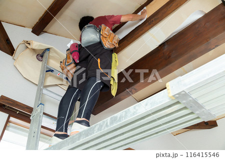 中古住宅の壁紙クロスを貼る職人 中古住宅の壁紙クロスを貼る職人 116415546