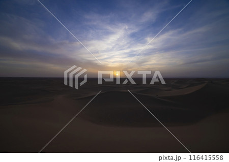 日没のモロッコ南部ムハミド・エル・ギズランのサハラ砂漠 日没のモロッコ南部ムハミド・エル・ギズランのサハラ砂漠 116415558