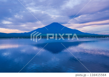 （山梨県）山中湖・湖畔から望む富士山　夜明け 116415564