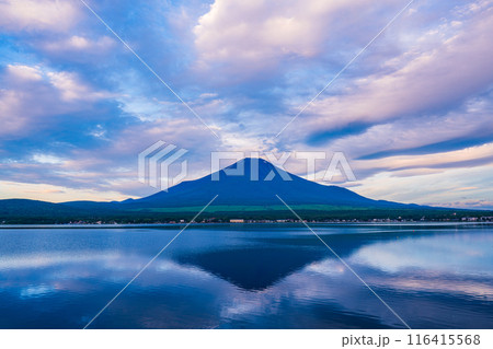 （山梨県）山中湖・湖畔から望む富士山　夜明け 116415568