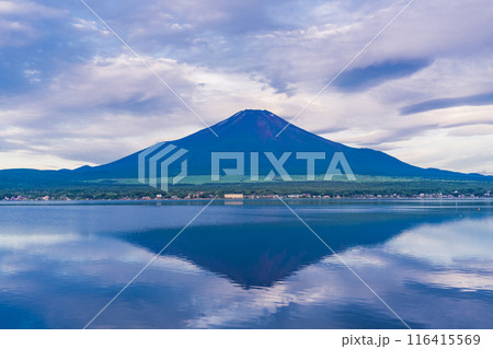 （山梨県）山中湖・湖畔から望む富士山　夜明け 116415569