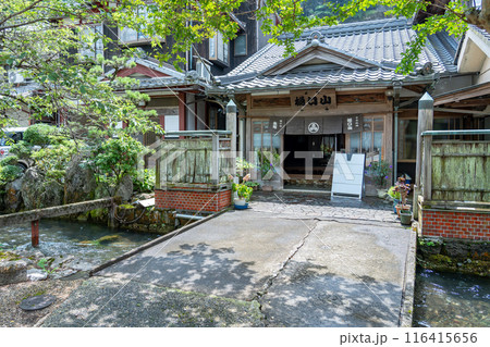 滋賀県米原市 旧中山道の醒井宿まちなみの中にある本陣の樋口山の玄関 滋賀県米原市 旧中山道の醒井宿まちなみの中にある本陣の樋口山の玄関 116415656