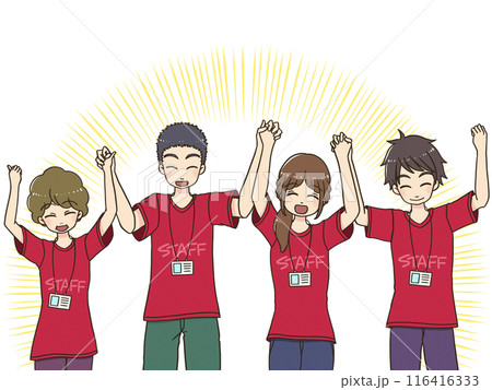 手を繋いで両手を上げるイベントスタッフTシャツを着た笑顔の男女 116416333