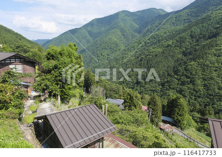 奥秩父の山間に広がる集落 116417733