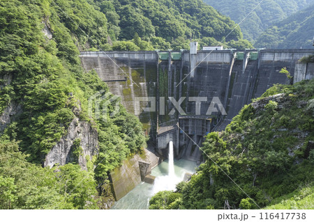 荒川の水源にある重力式アーチダムの二瀬ダム 116417738