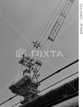 空の上のタワークレーン（モノクロ） 116417752