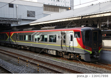 岡山駅に停車中の特急南風号(2700系気動車:岡山⇔高知) 岡山駅に停車中の特急南風号(2700系気動車:岡山⇔高知) 116417898