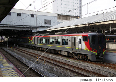 岡山駅に停車中の特急南風号（2700系気動車：岡山⇔高知） 116417899