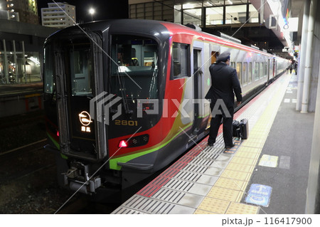 岡山駅に停車中の特急南風号（2700系気動車：岡山⇔高知） 116417900