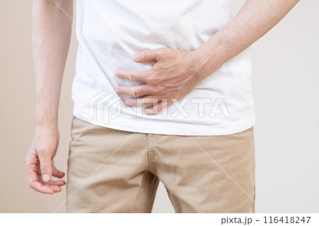 お腹が痛い男性 ボディパーツ 腹痛 便秘 お腹が痛い男性 ボディパーツ 腹痛 便秘 116418247