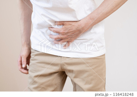 お腹が痛い男性　ボディパーツ　腹痛　便秘 116418248