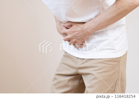お腹が痛い男性 ボディパーツ 腹痛 便秘 お腹が痛い男性 ボディパーツ 腹痛 便秘 116418254