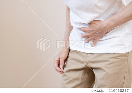 お腹が痛い男性 ボディパーツ 腹痛 便秘 お腹が痛い男性 ボディパーツ 腹痛 便秘 116418257