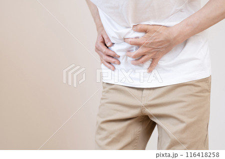 お腹が痛い男性　ボディパーツ　腹痛　便秘 116418258