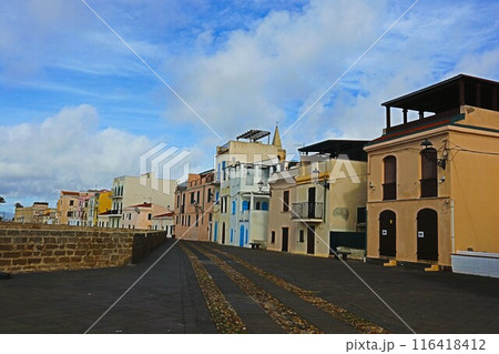 サルディーニャ、アルゲーロ旧市街の町並み 116418412