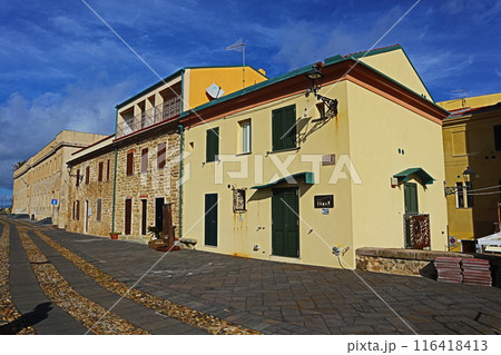 サルディーニャ、アルゲーロ旧市街の家々 116418413