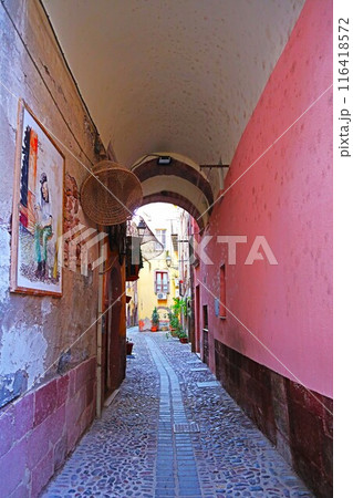 サルディーニャ、ボーザ旧市街トンネル 116418572