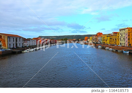 サルディーニャ、ボーザ旧市街の運河 116418573