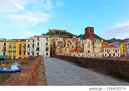 サルディーニャ、ボーザ旧市街と運河 116418574