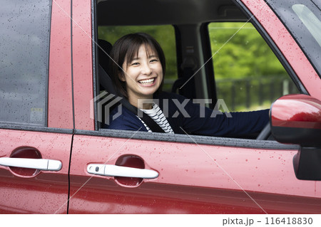 運転するかわいい女性 116418830