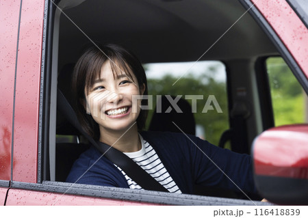 運転するかわいい女性 116418839
