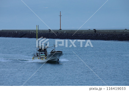 大牟田市　三池港　帰港する漁船、 116419033