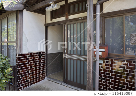 昭和の日本家屋の玄関先 116419097
