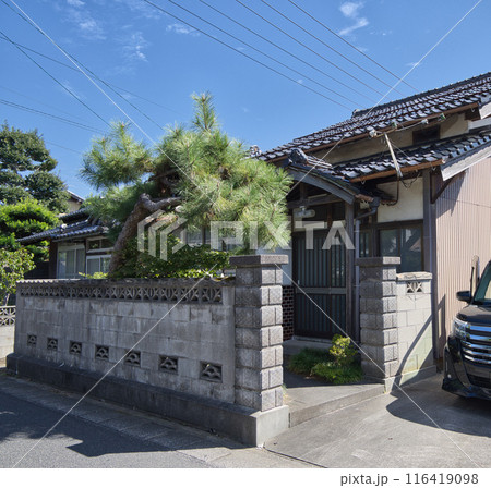 昭和の日本家屋の玄関先 昭和の日本家屋の玄関先 116419098