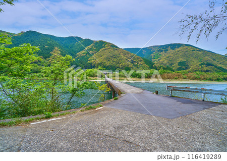 高知県四万十市の四万十川に架かる高瀬橋(高瀬沈下橋)を東側から見る 116419289