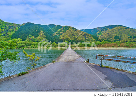 高知県四万十市の四万十川に架かる高瀬橋(高瀬沈下橋)を東側から見る 116419291