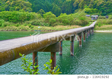 高知県四万十市の四万十川に架かる高瀬橋(高瀬沈下橋) 116419292