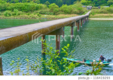 高知県四万十市の四万十川に架かる高瀬橋(高瀬沈下橋)と小船 116419293