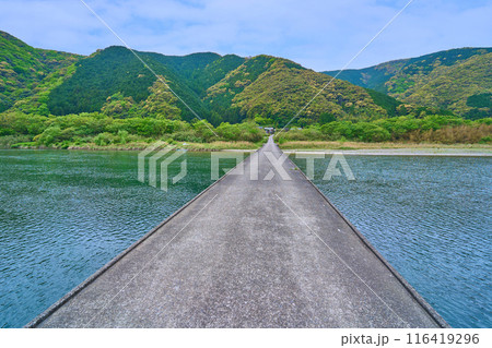 高知県四万十市の四万十川に架かる高瀬橋(高瀬沈下橋)を東側から見る 116419296