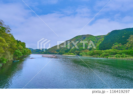 高知県四万十市の四万十川に架かる高瀬橋(高瀬沈下橋)の上から南側を見る 高知県四万十市の四万十川に架かる高瀬橋(高瀬沈下橋)の上から南側を見る 116419297